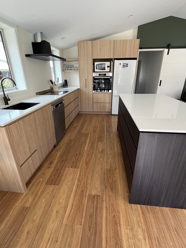 Fridge, microwave, oven, stovetop - House - Clyde Getaway - 5 Minute walk to Clyde Township (Clyde)