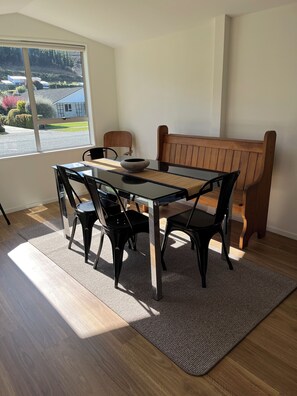 Dining - House - Clyde Getaway - 5 Minute walk to Clyde Township (Clyde)