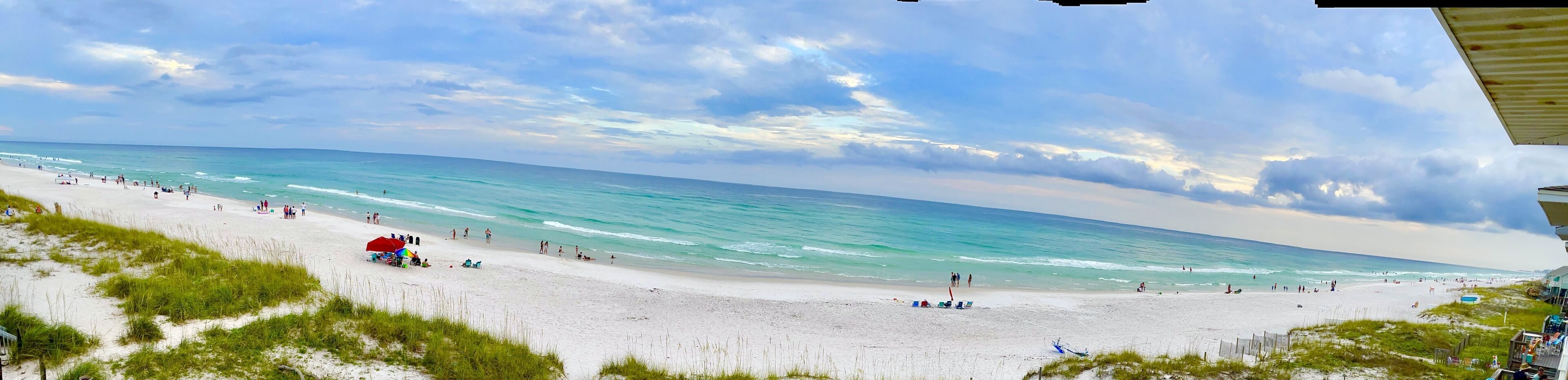 Sur la plage, chaise longue
