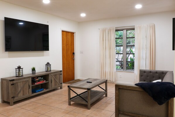 TV - The Desert Rose Retreat (Fort Lauderdale)