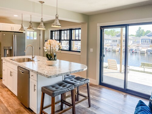 Kayak Shack: 1st Floor, Waterfront Lake House, Boat Dock