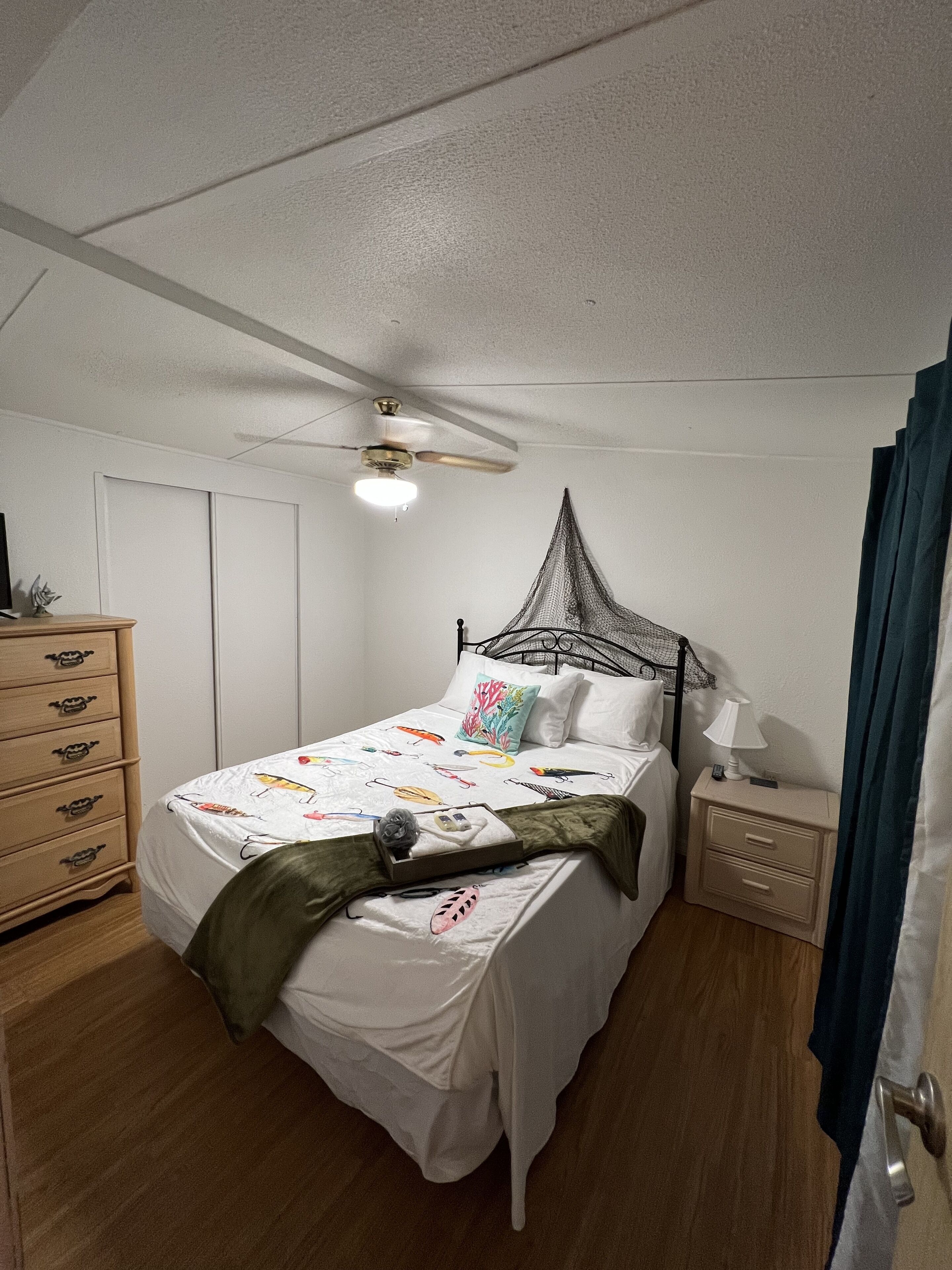 4 habitaciones, escritorio y tabla de planchar con plancha 