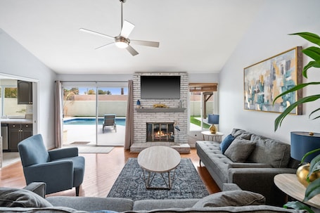 Smart TV, video games, table football, ping pong. Fully Remodeled, Clean and Cozy, with FREE POOL/SPA HEATING.