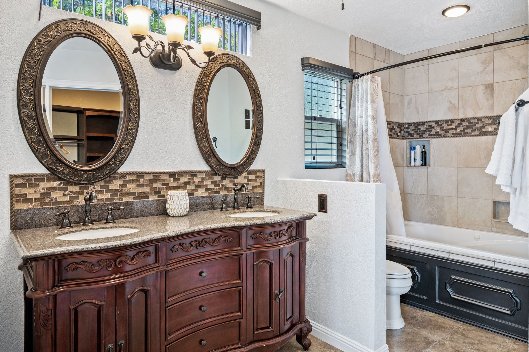 Combined shower/bathtub, jetted bath, hair dryer, towels