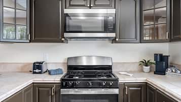 Frigorifero, microonde, forno, piano cottura