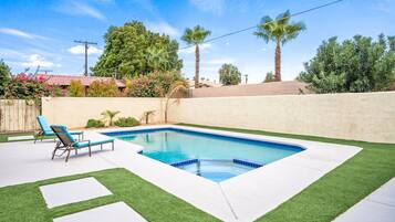 Utendørsbasseng og et oppvarmet basseng