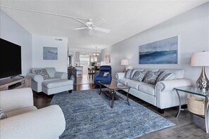 Living area - Beach View 2 Bedroom 506 (SARASOTA)