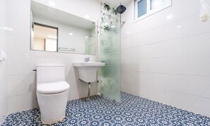 #302 (Ocean Suite) | Baño | Ducha, artículos de higiene personal gratuitos y secador de pelo