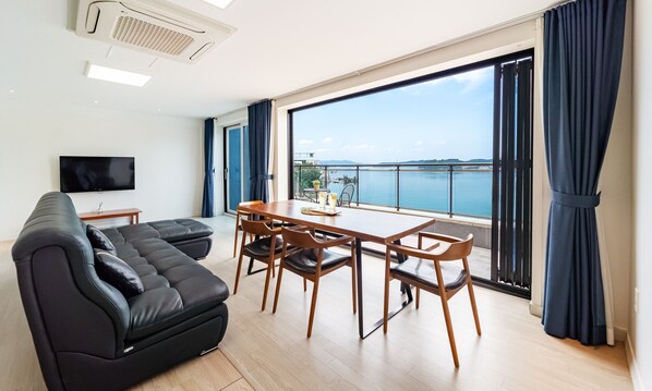 Grand Room, Ocean View | Free WiFi - By The Sea Pension (Tongyeong)