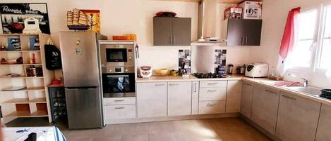 Refrigerador, microondas, horno y parrilla de estufa