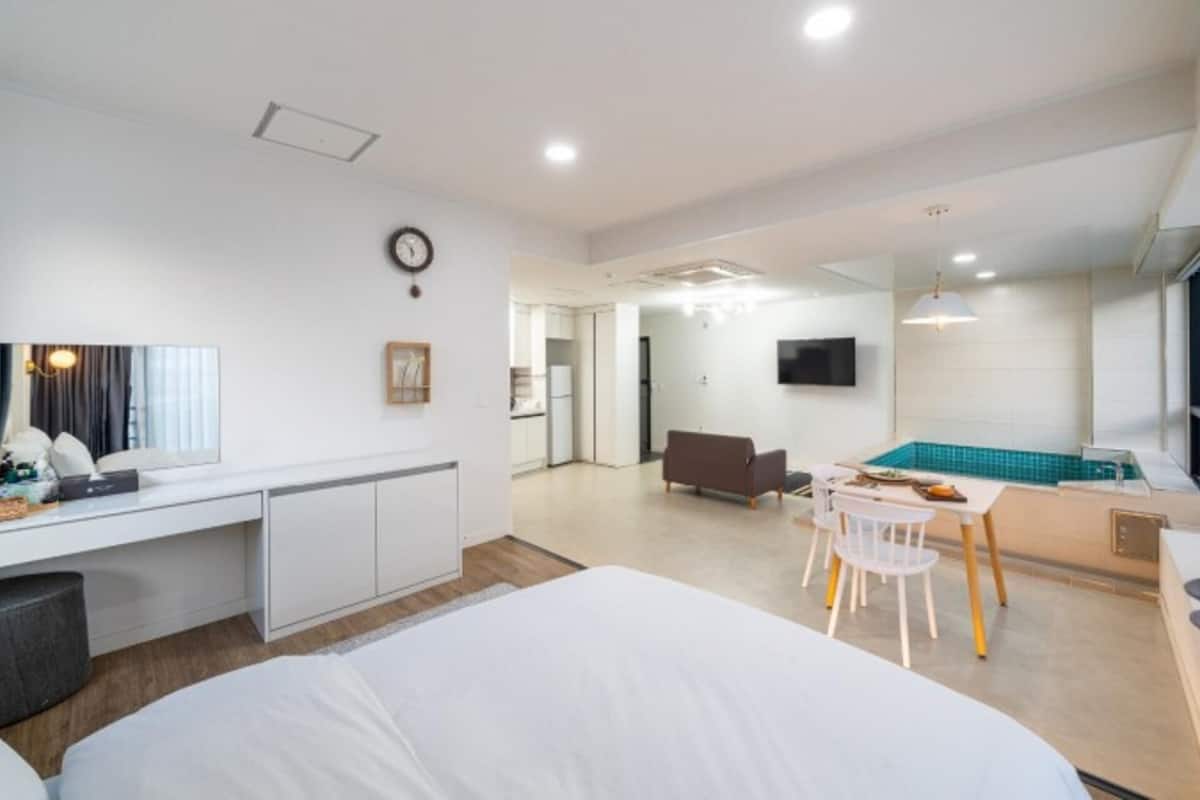 1 bedroom, free WiFi, bed sheets