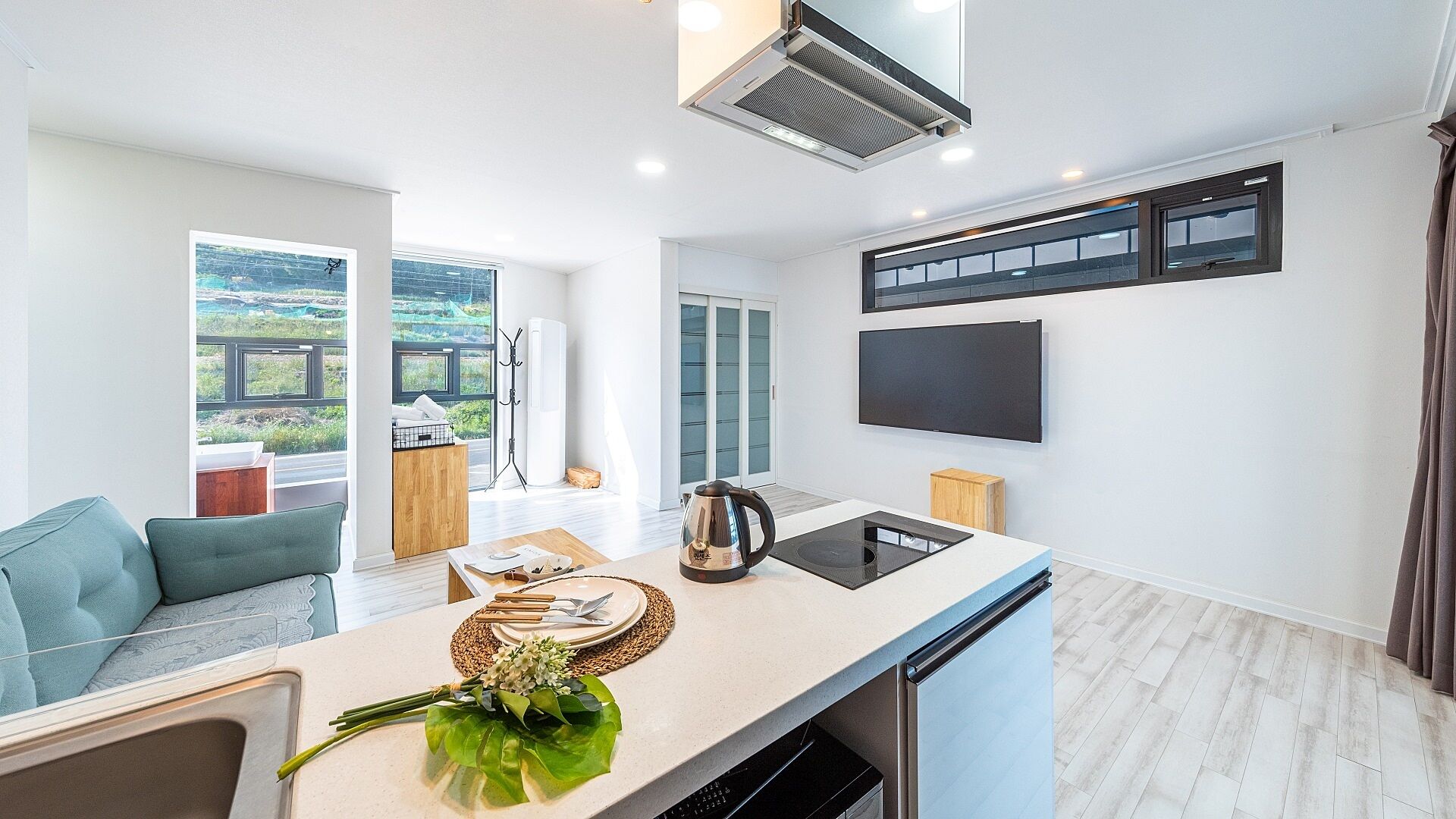 Jääkaappi, mikroaaltouuni, liesi, vedenkeitin