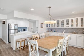 Dining - Beachfront | Pet Friendly | Sleeps 14 | Gulf Views (Gulf Shores)