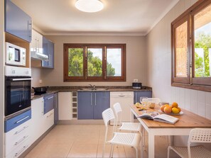 Een koelkast, een magnetron, een oven, een vaatwasser