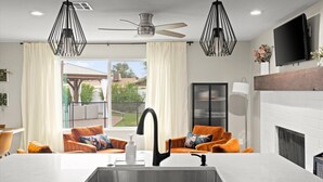 Smart TV, chimenea y estéreo 