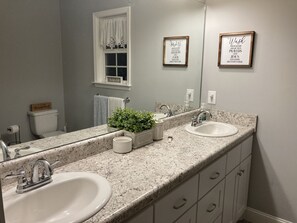 Combined shower/tub, towels