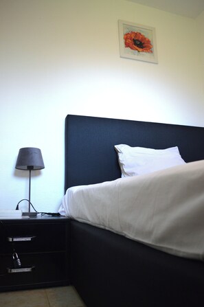 1 dormitorio, tabla de planchar con plancha, cuna de viaje y wifi