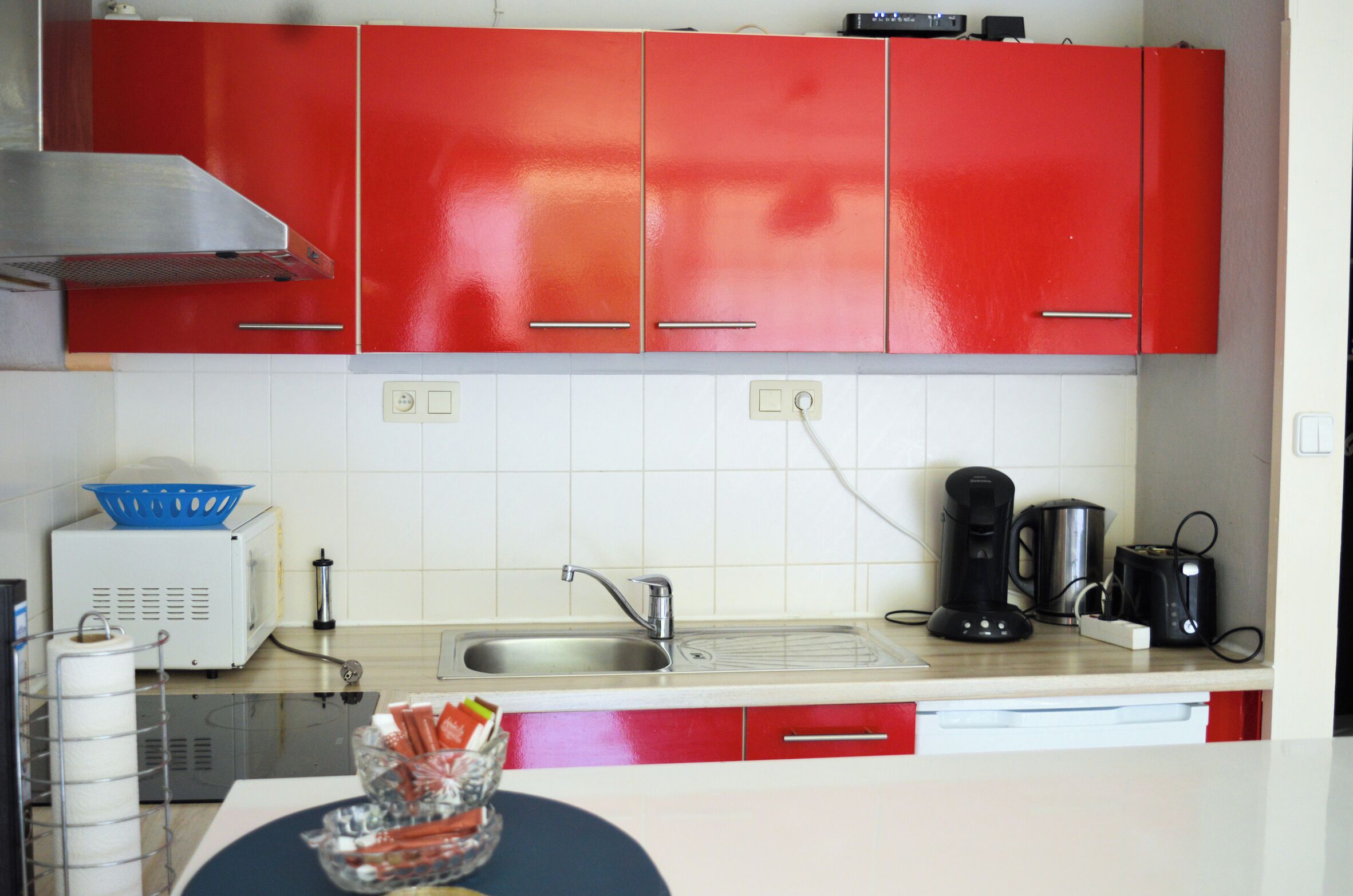 Een koelkast, een magnetron, een oven, een kookplaat