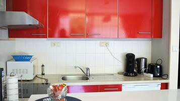 Een koelkast, een magnetron, een oven, een kookplaat