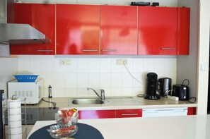 Frigorífico, microondas, horno y placa de cocina