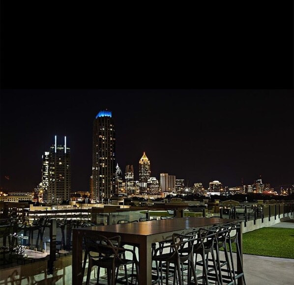 Outdoor dining - Midtown's Best Skyline Apartment (Atlanta)