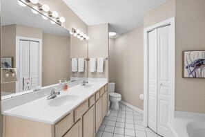 Shower, hair dryer, towels - St Lucia-3BR, ocean views, free golf and more (Miramar Beach)