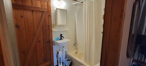 Badewanne, Haartrockner, Handtücher