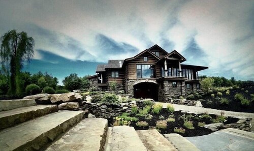 Lakeview Luxe Boho Bungalow - 5 mi to GOTL, close to Ashtabula Harbor & Wineries