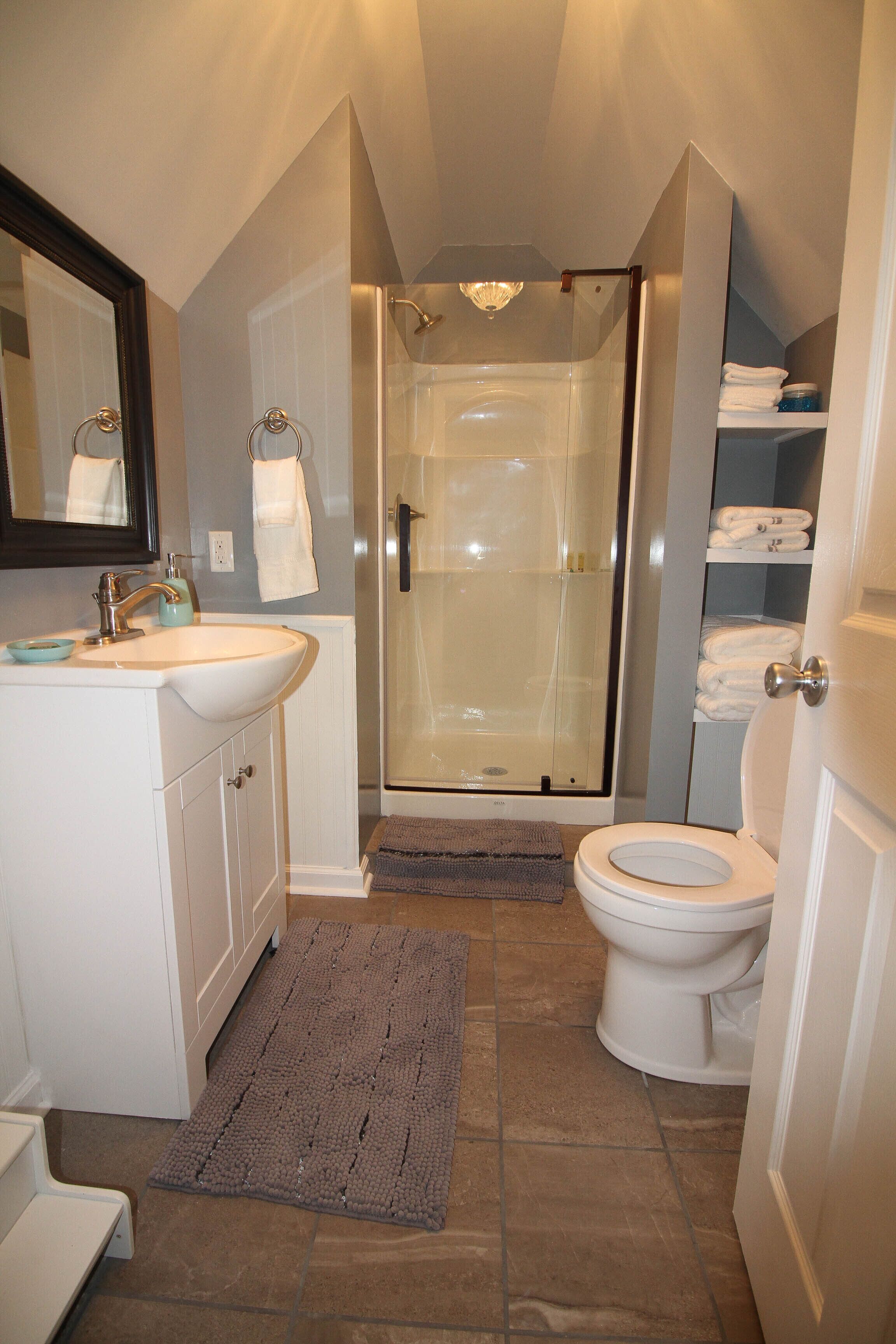 Combined shower/bathtub, hair dryer, towels, soap