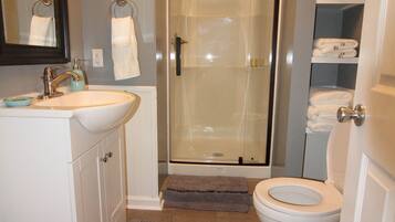 Combined shower/bathtub, hair dryer, towels, soap
