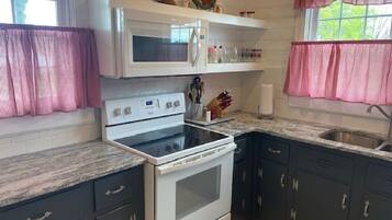 Kylskåp, mikrovågsugn, ugn och spishäll