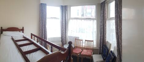 2 habitaciones, tabla de planchar con plancha, wifi y ropa de cama