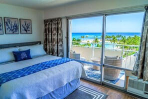 2 bedrooms, desk, iron/ironing board, travel cot - 643 · Beachfront Condo Ilikai Collection # 11. Sleeps 6. (Honolulu)
