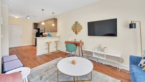Eine moderne Wohnung mit Küche, Essbereich und Wohnzimmer.