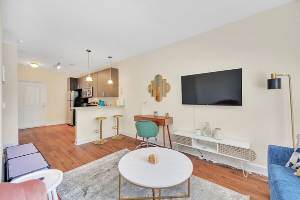 Un apartamento moderno con cocina, comedor y sala de estar.