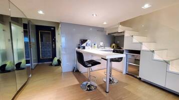 Refrigerador, microondas, horno y parrilla de estufa