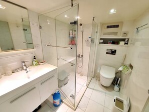 Badewanne, Haartrockner, Bidet, Handtücher