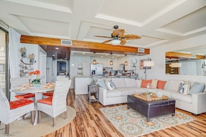 TV - Beachfront Condo w/ Amazing Views in Makaha Beach (Waianae)