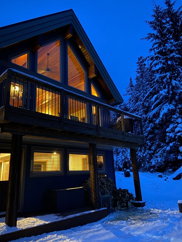 Exterior - The Snowshoe House - 3 bed 2 bath cabin + hot tub (Agassiz)