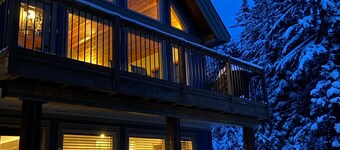 The Snowshoe House - 3 bed 2 bath cabin + hot tub