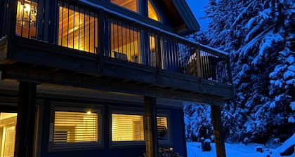 The Snowshoe House - 3 bed 2 bath cabin + hot tub