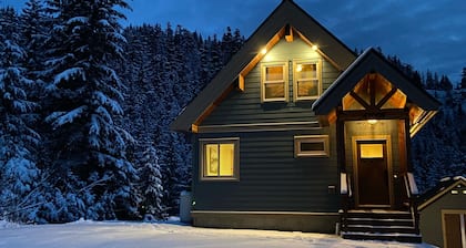 The Snowshoe House - 3 bed 2 bath cabin + hot tub