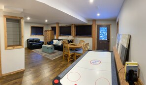 Game room - The Snowshoe House - 3 bed 2 bath cabin + hot tub (Agassiz)