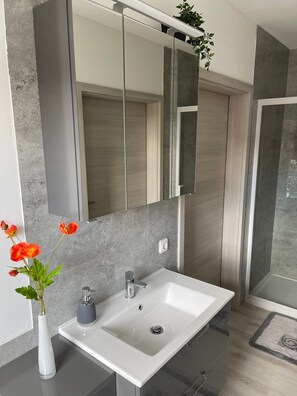 Bathtub, hair dryer, towels - Apartment Promedklinik 2 near Main River (Volkach)