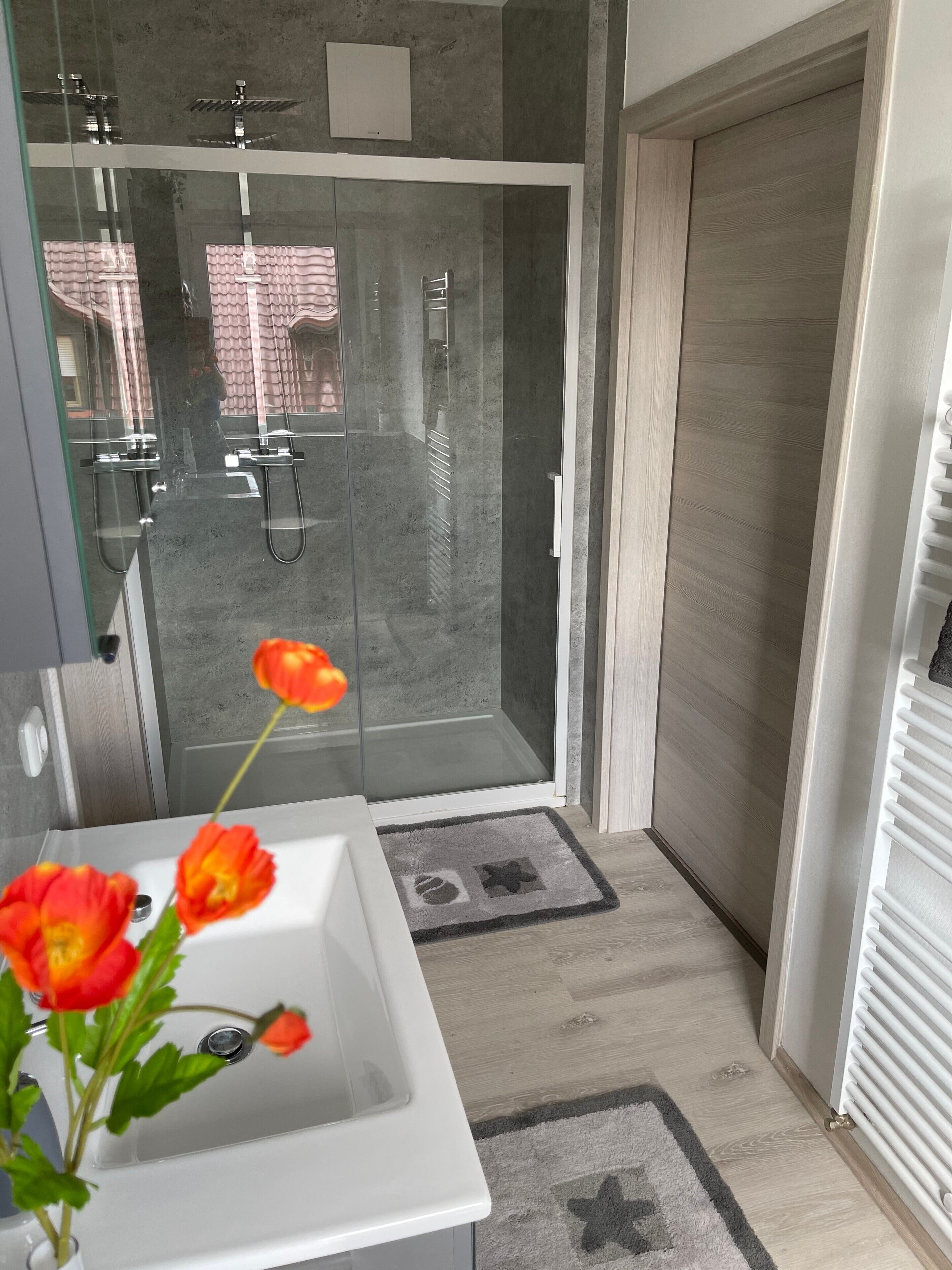 Badewanne, Haartrockner, Handtücher