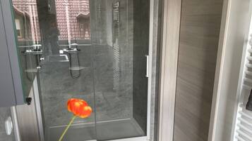 Tina, secadora de cabello, toallas