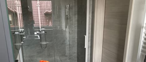 Kylpyamme, hiustenkuivaaja, pyyhkeet