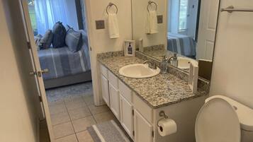 Chuveiro/banheira combinados, secador de cabelo, toalhas de banho