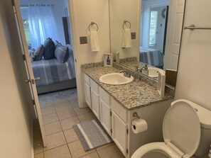 Ensemble douche/baignoire, sèche-cheveux, serviettes fournies, savon