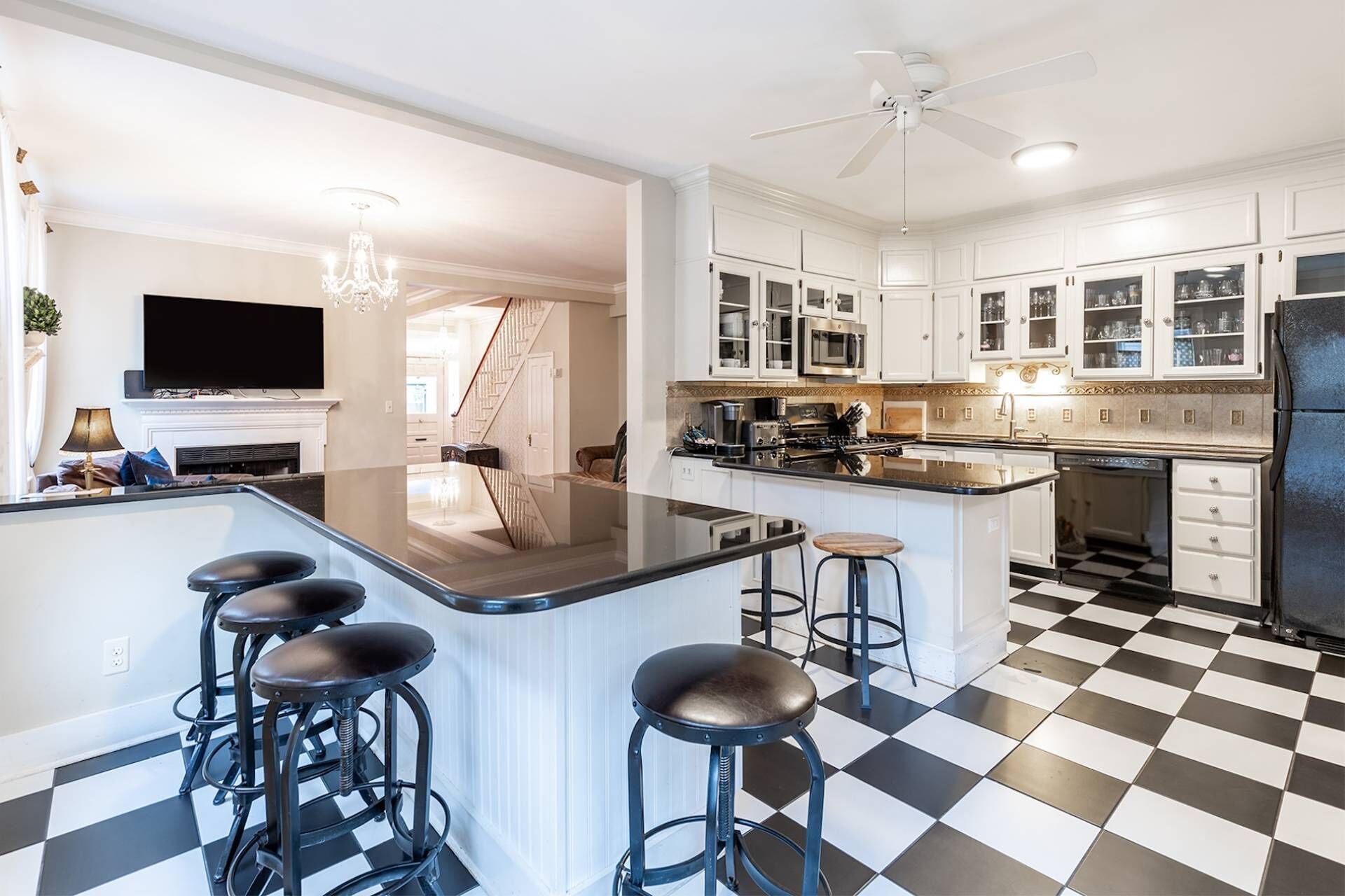 Réfrigérateur, micro-ondes, four, plaque de cuisson